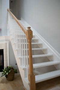 wit geschilderde houten trap