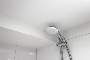 Witgeschilderde badkamer